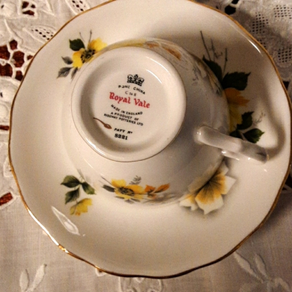 Vintage Royal Vale China Tea Cup and Saucer - Picture 2 of 4